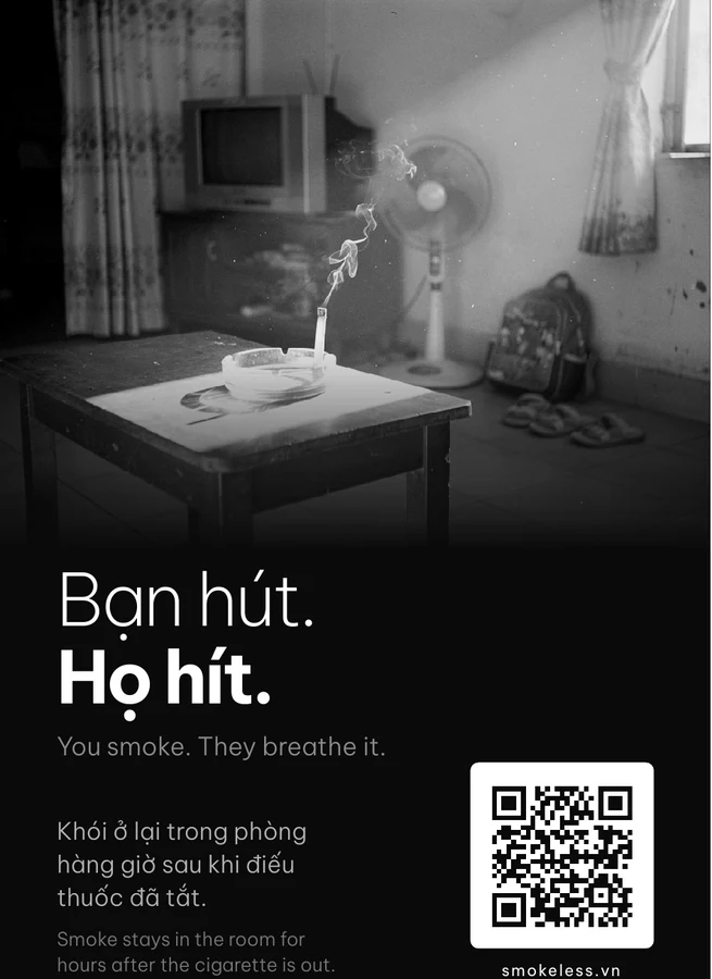 Nhãn dán ảnh đen trắng: điếu thuốc còn cháy trong gạt tàn giữa căn phòng có quạt, cặp sách và dép trẻ em.