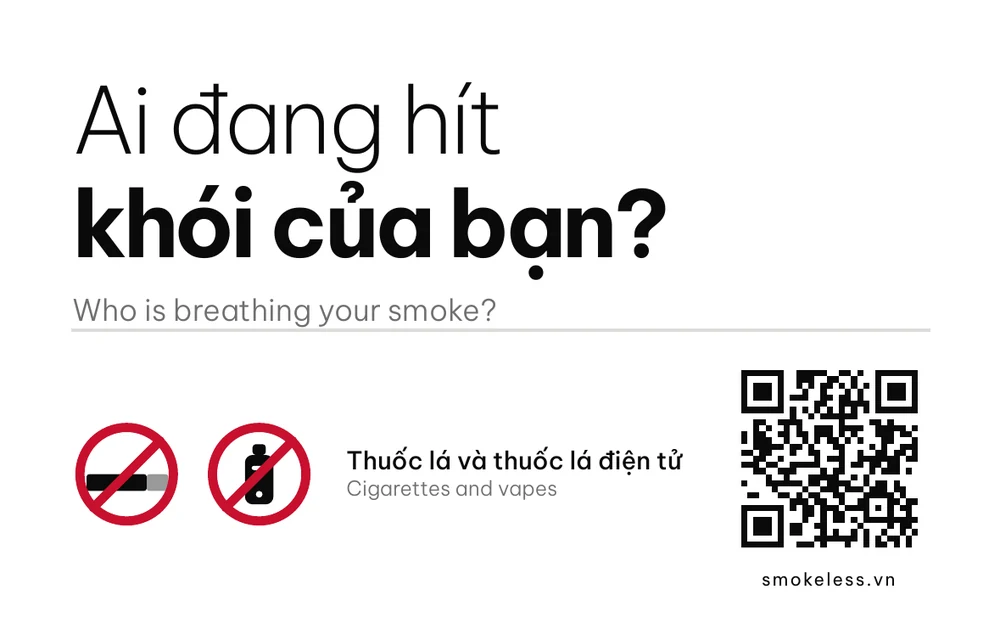 Nhãn dán chữ nhật nền trắng với câu hỏi Ai đang hít khói của bạn? và mã QR.